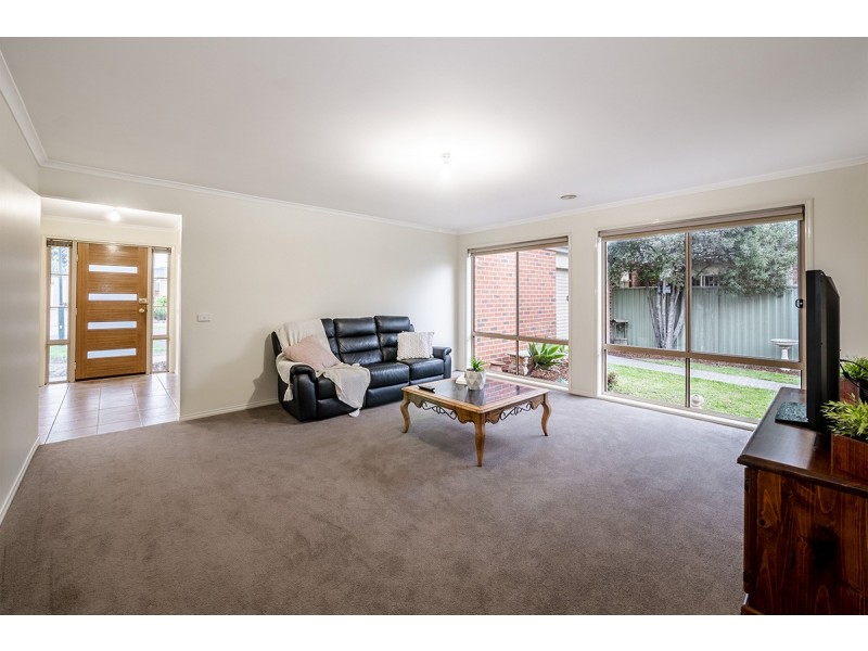 6 Greenock Crescent, Cranbourne East VIC 3977