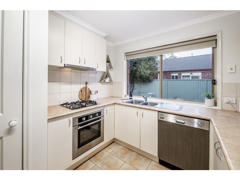 6 Greenock Crescent, Cranbourne East VIC 3977