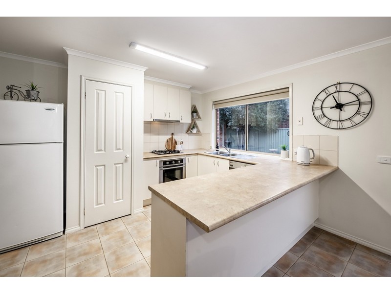6 Greenock Crescent, Cranbourne East VIC 3977