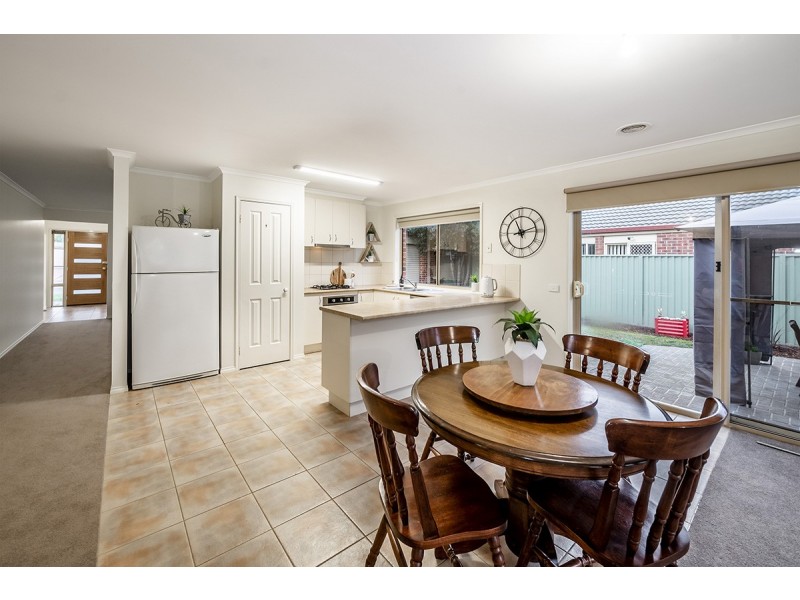 6 Greenock Crescent, Cranbourne East VIC 3977