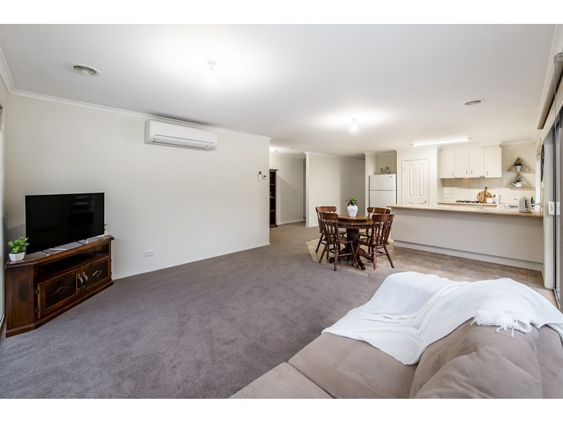 6 Greenock Crescent, Cranbourne East VIC 3977