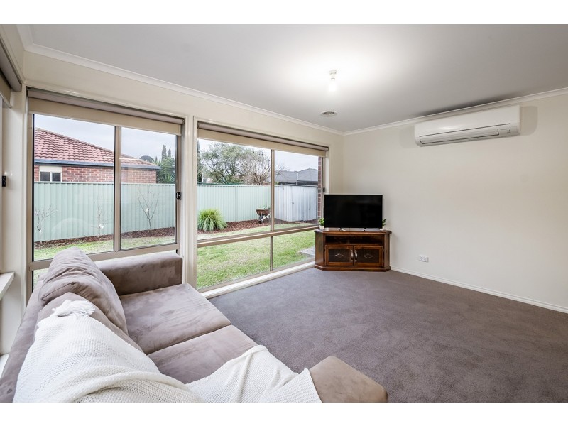 6 Greenock Crescent, Cranbourne East VIC 3977