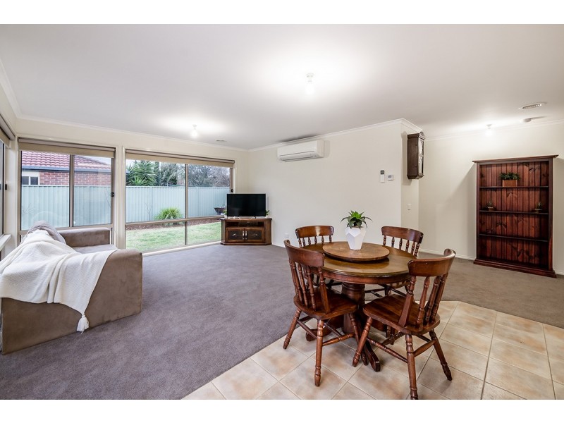 6 Greenock Crescent, Cranbourne East VIC 3977