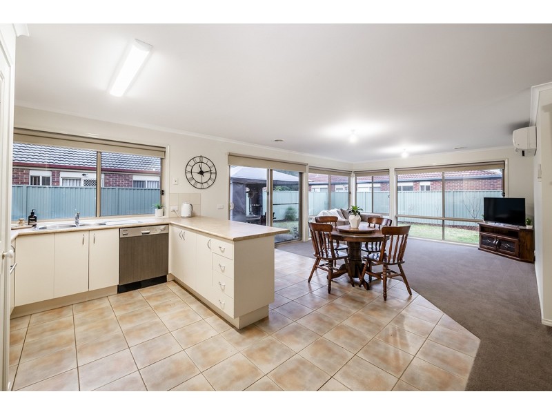 6 Greenock Crescent, Cranbourne East VIC 3977