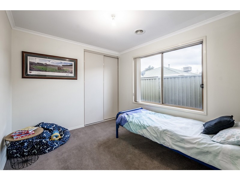 6 Greenock Crescent, Cranbourne East VIC 3977
