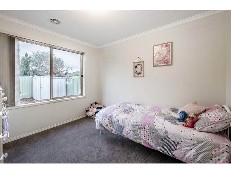 6 Greenock Crescent, Cranbourne East VIC 3977