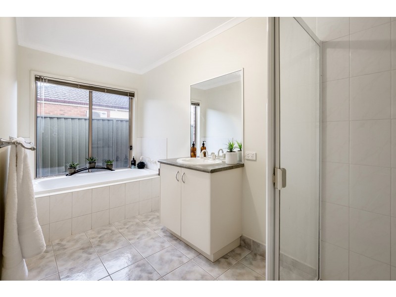 6 Greenock Crescent, Cranbourne East VIC 3977