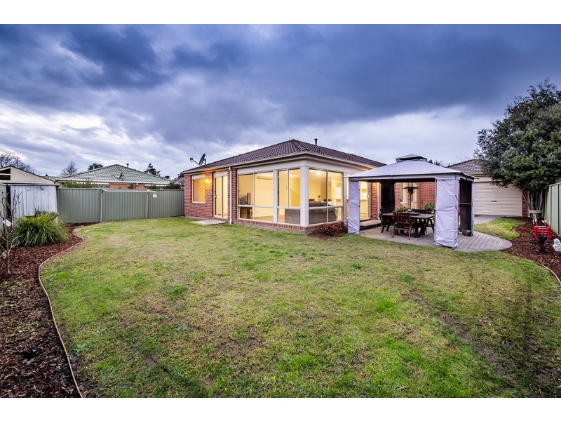 6 Greenock Crescent, Cranbourne East VIC 3977
