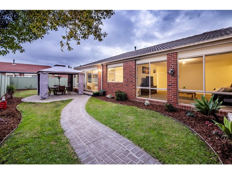 6 Greenock Crescent, Cranbourne East VIC 3977