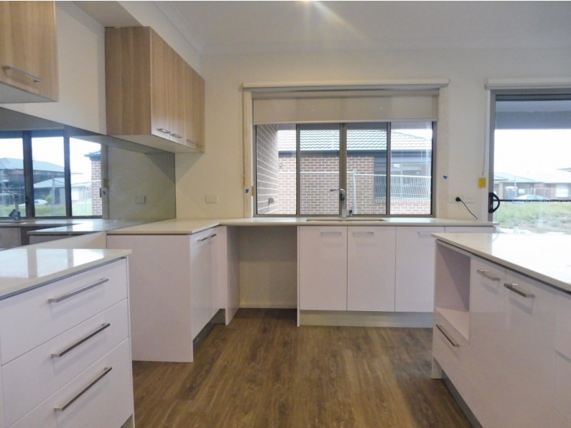 5 Goodison Road, Clyde North VIC 3978