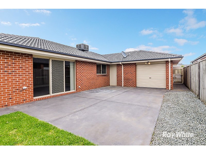 12 Charlbury Crescent, Cranbourne North VIC 3977
