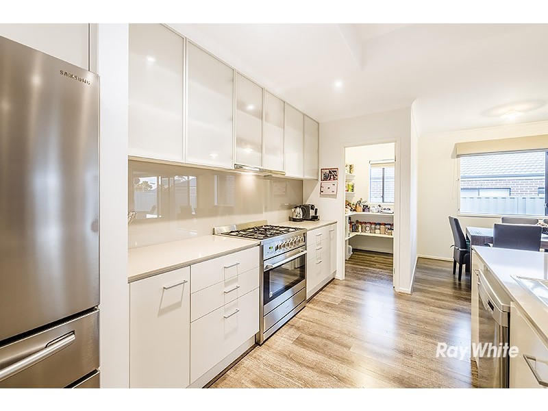 6 Chief Court, Cranbourne East VIC 3977