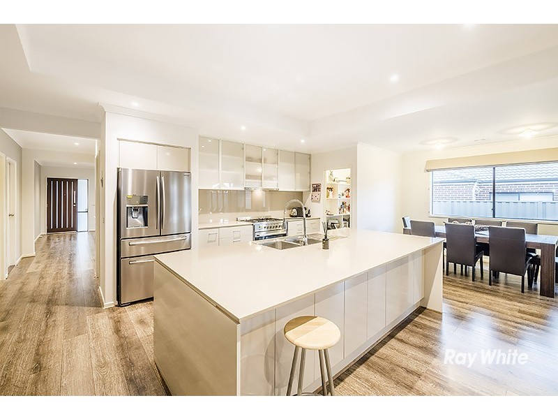 6 Chief Court, Cranbourne East VIC 3977