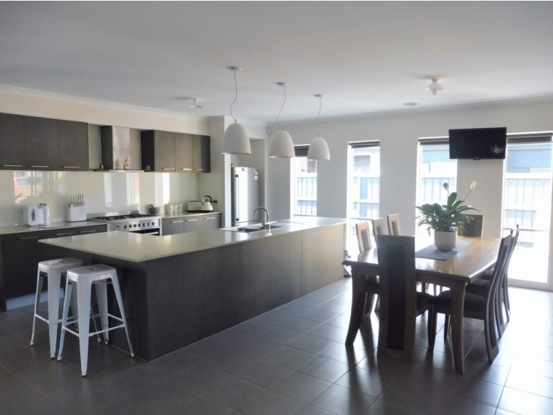 16 Black Caesar Drive, Cranbourne East VIC 3977