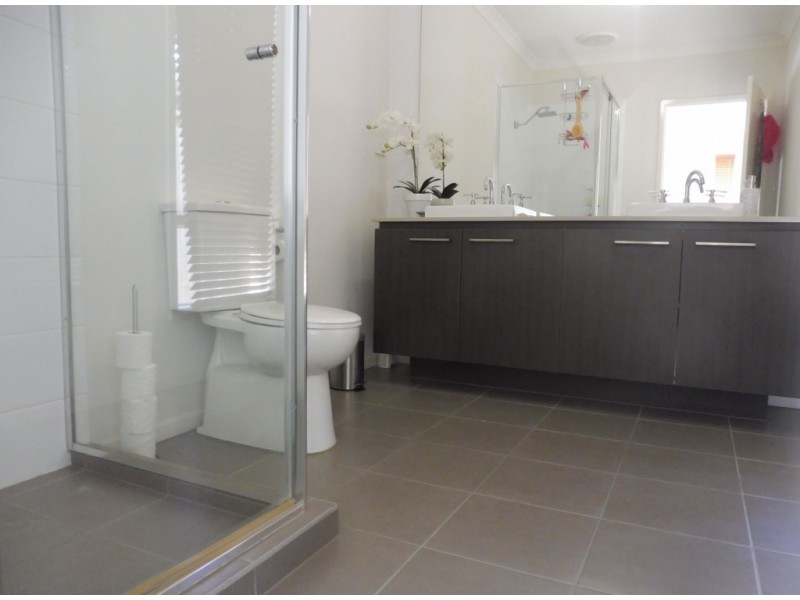 16 Black Caesar Drive, Cranbourne East VIC 3977