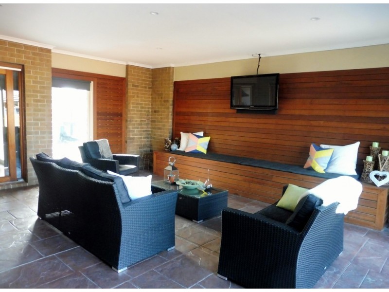 16 Black Caesar Drive, Cranbourne East VIC 3977