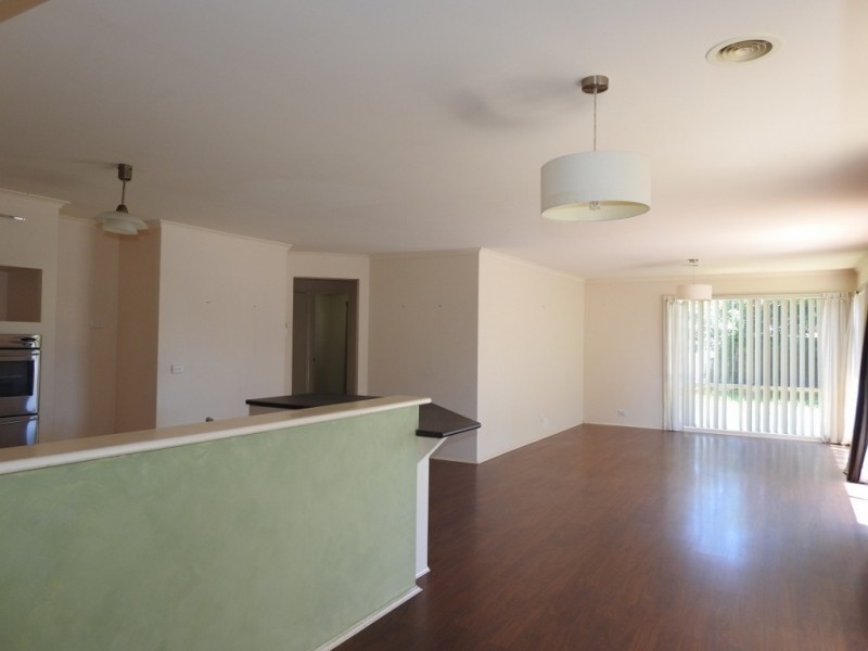 8 Michaelia Close, Cranbourne West VIC 3977