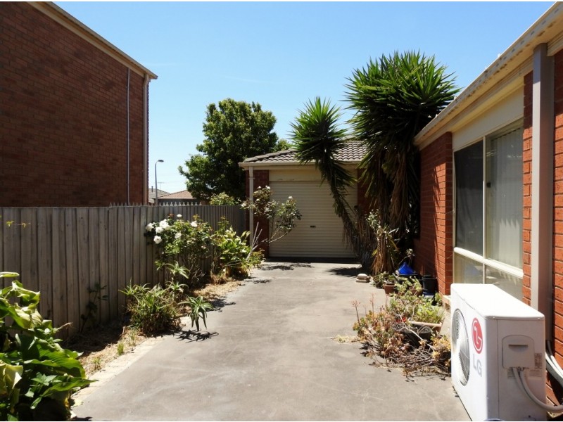 8 Michaelia Close, Cranbourne West VIC 3977