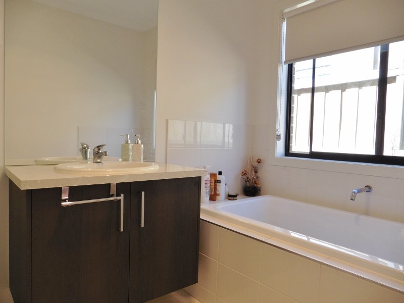 10 Atherton Way, Cranbourne West VIC 3977