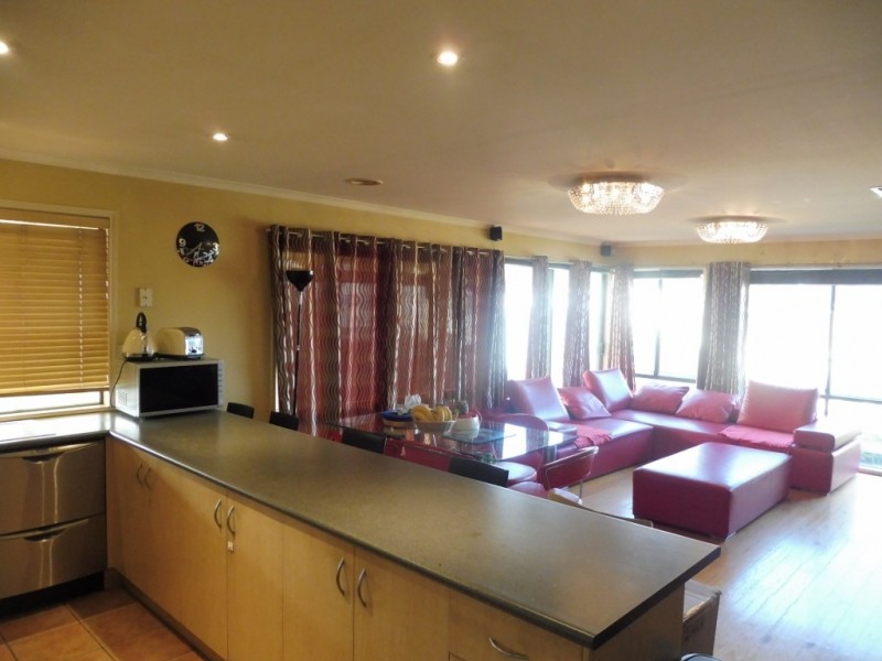 8 Fairhaven Boulevard, Cranbourne West VIC 3977