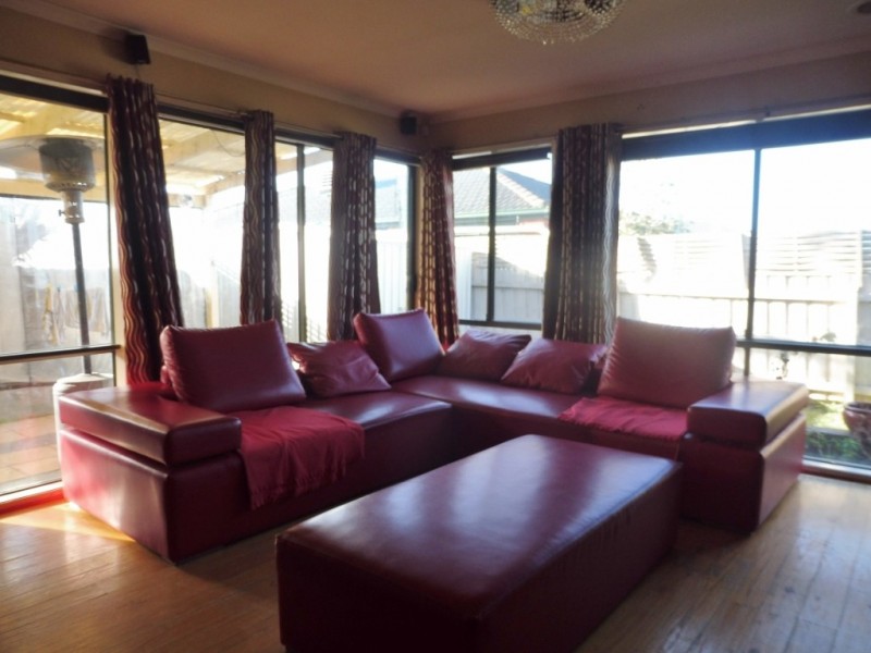 8 Fairhaven Boulevard, Cranbourne West VIC 3977