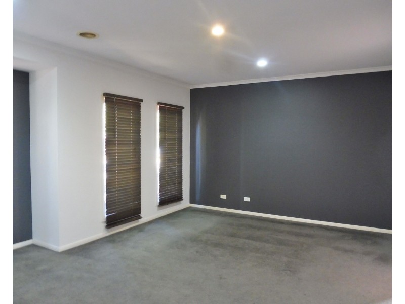 12 Horsham Drive, Cranbourne East VIC 3977