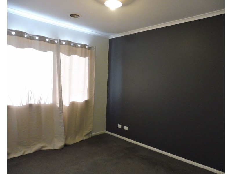 12 Horsham Drive, Cranbourne East VIC 3977