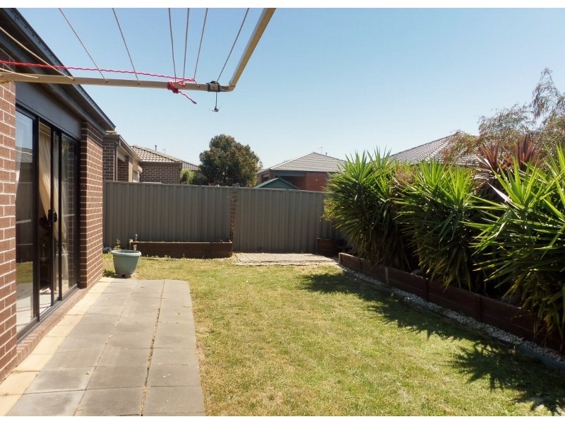 19 Waterloo Road, Cranbourne East VIC 3977