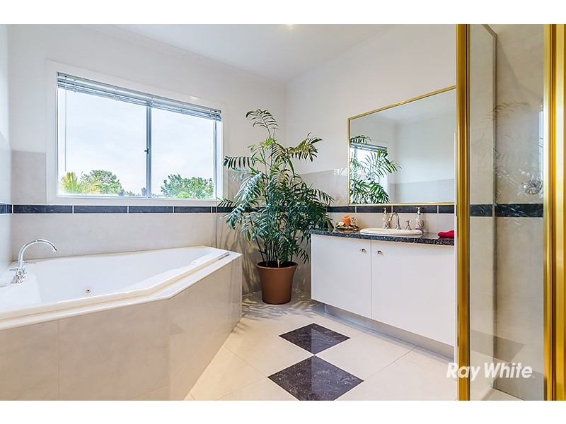 15 Edgewood Close, Narre Warren South VIC 3805