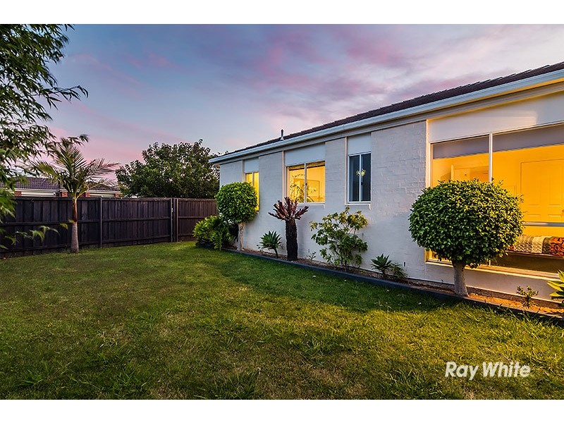 15 Edgewood Close, Narre Warren South VIC 3805