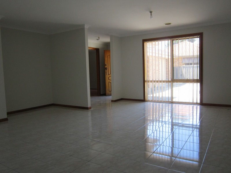 2/70 Toirram Crescent, Cranbourne VIC 3977