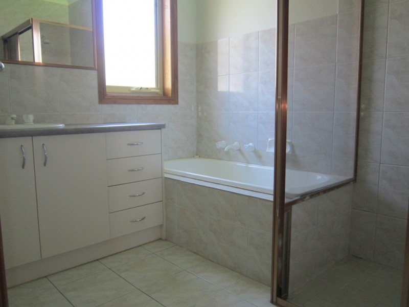 2/70 Toirram Crescent, Cranbourne VIC 3977