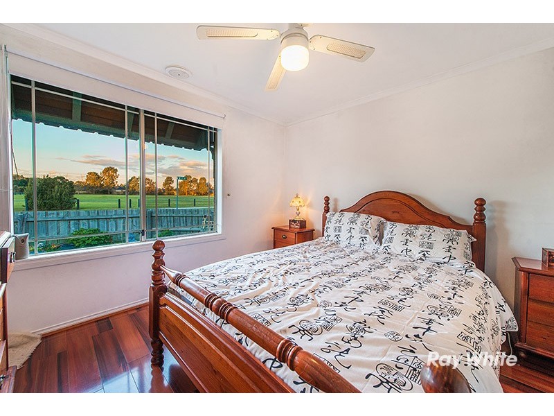 5 Calais Circuit, Cranbourne West VIC 3977