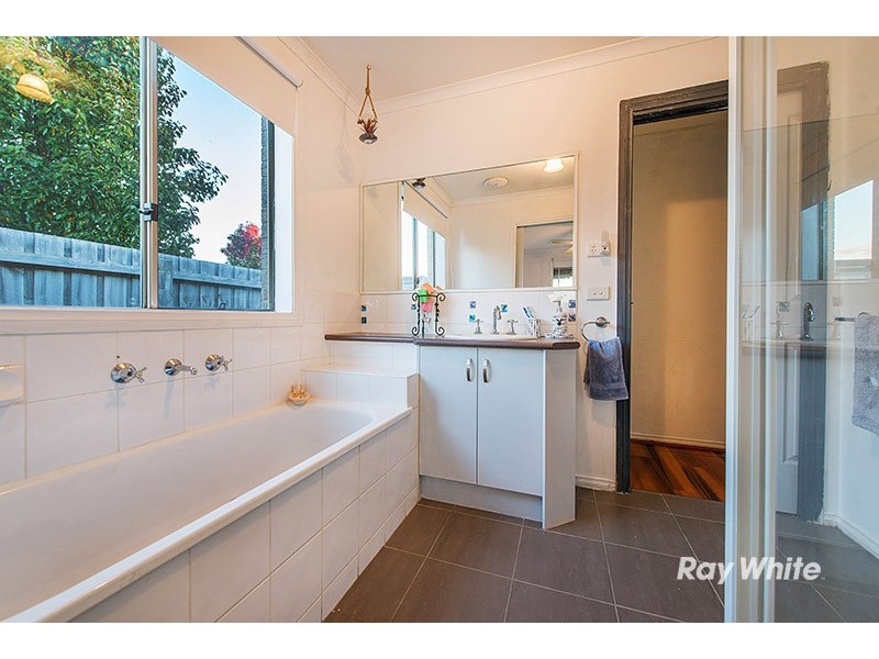 5 Calais Circuit, Cranbourne West VIC 3977