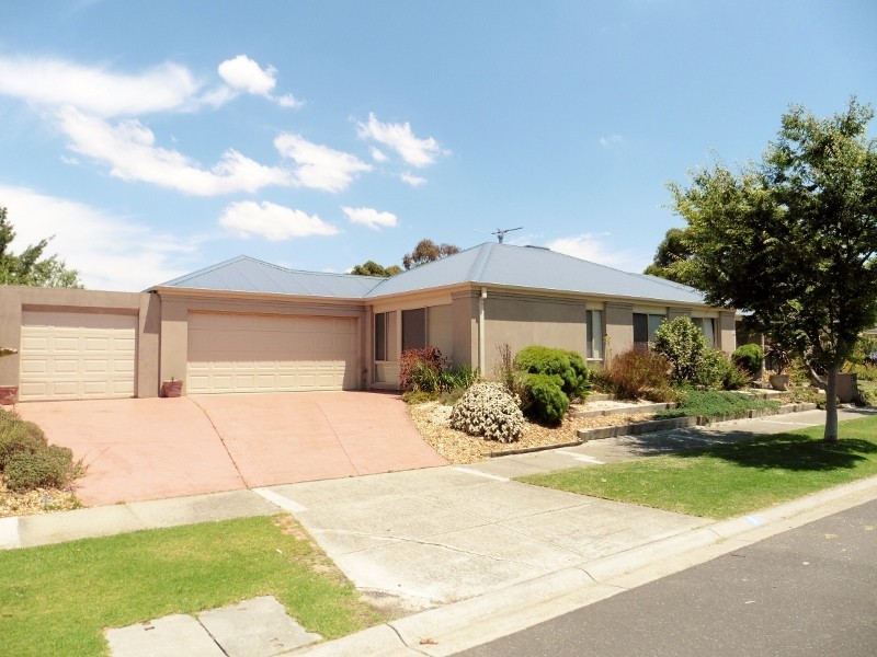 5 Greenock Crescent, Cranbourne East VIC 3977