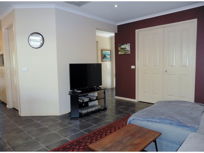 5 Greenock Crescent, Cranbourne East VIC 3977