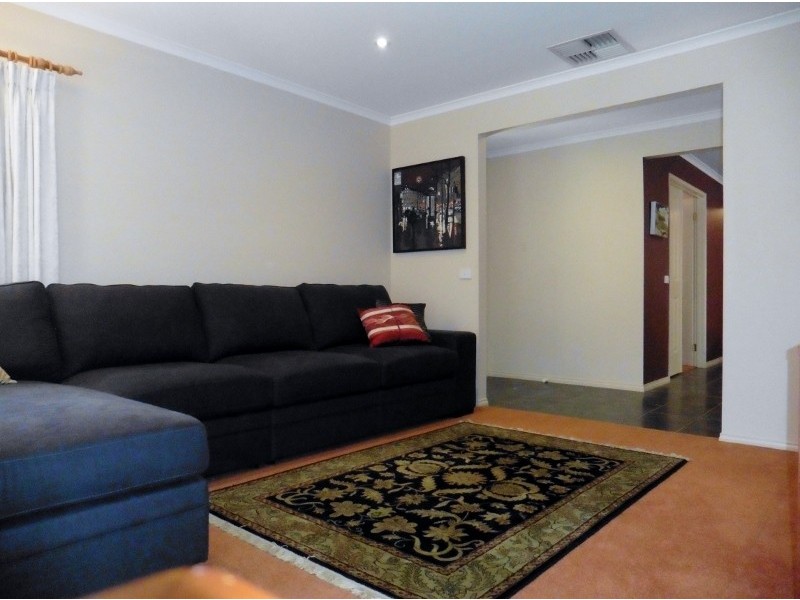 5 Greenock Crescent, Cranbourne East VIC 3977