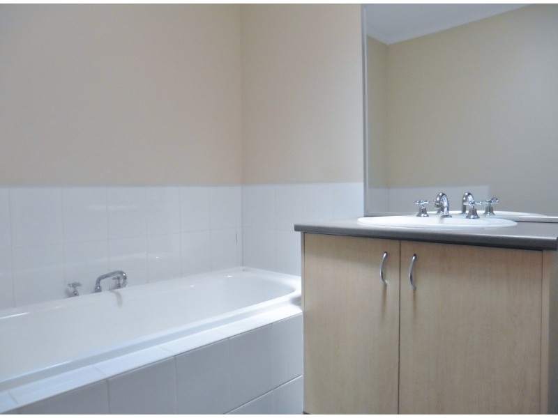 5 Greenock Crescent, Cranbourne East VIC 3977