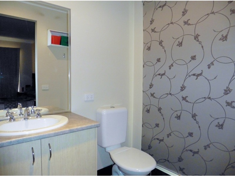 5 Greenock Crescent, Cranbourne East VIC 3977