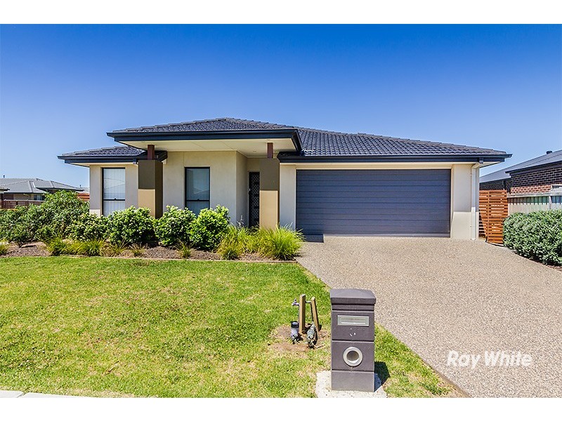 8 Mitta Mitta Street, Clyde North VIC 3978