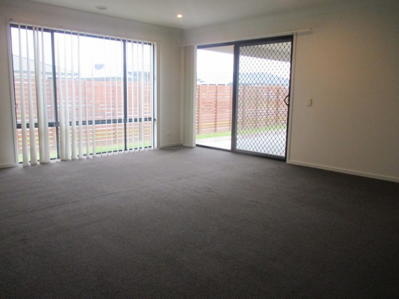 8 Mitta Mitta Street, Clyde North VIC 3978