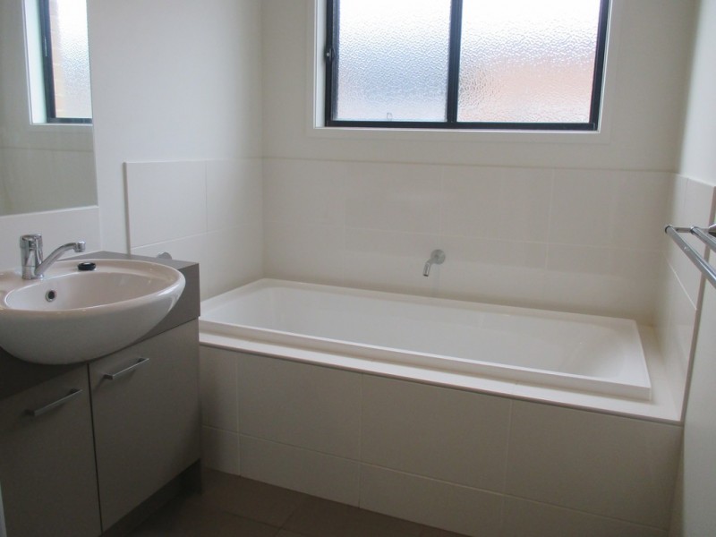 8 Mitta Mitta Street, Clyde North VIC 3978