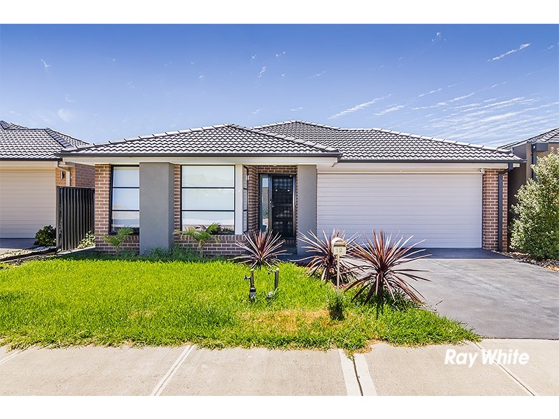 12 Clarence Place, Cranbourne East VIC 3977