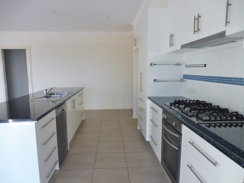 16 Summerhill Boulevard, Drouin VIC 3818