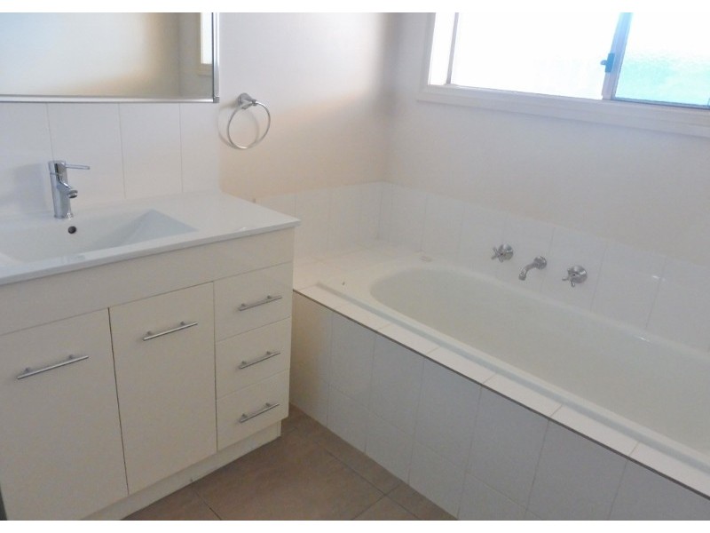 16 Summerhill Boulevard, Drouin VIC 3818