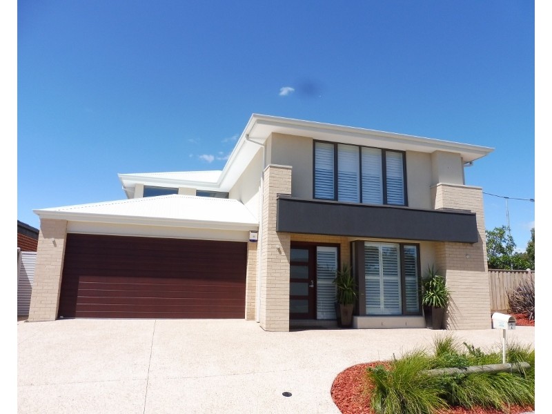 2 Crepe Avenue, Cranbourne West VIC 3977