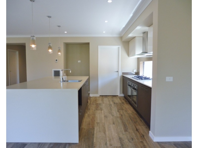 2 Crepe Avenue, Cranbourne West VIC 3977