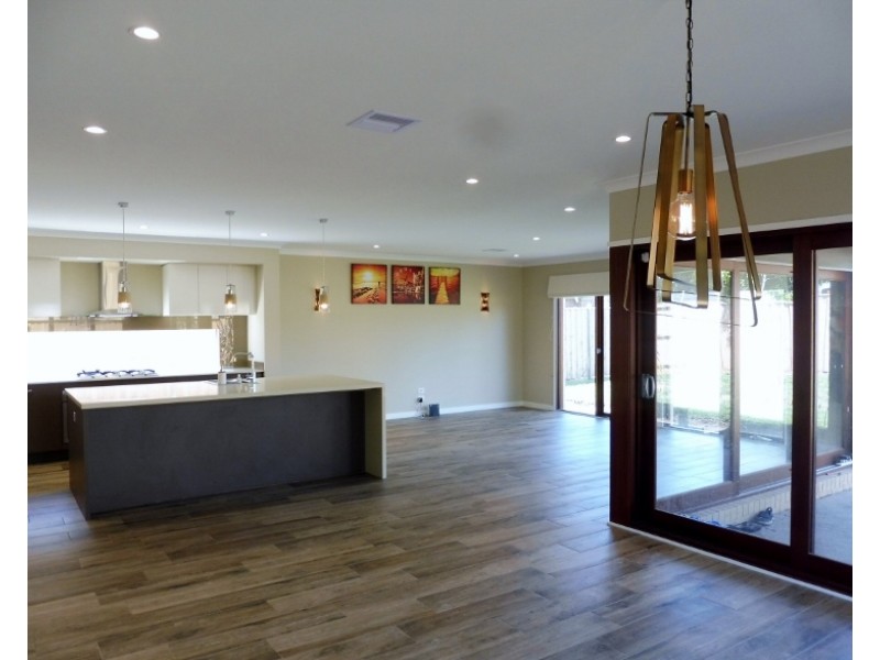 2 Crepe Avenue, Cranbourne West VIC 3977
