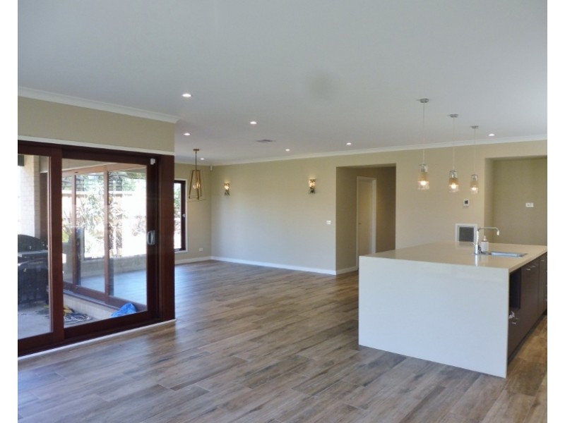 2 Crepe Avenue, Cranbourne West VIC 3977