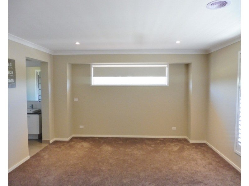 2 Crepe Avenue, Cranbourne West VIC 3977